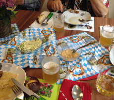 Oktoberfest mit Brezen und Bier