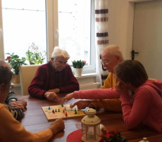 Brettspiel mit jungen Leuten